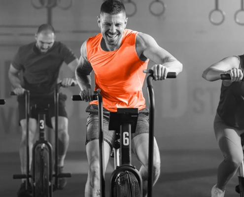Ausdauer Personen trainieren Ausdauer und Herz-Kreislauf-Leistung auf AirBikes.