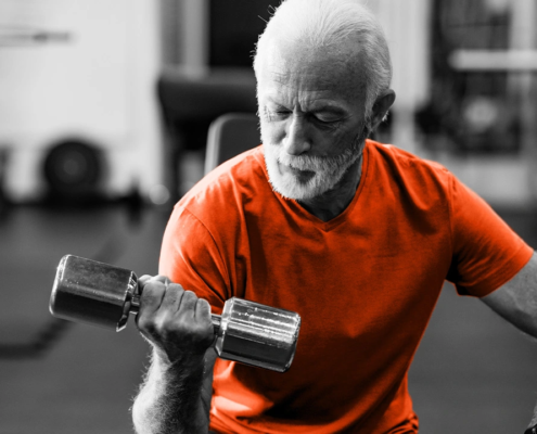Krafttraining & Gesundheit Älterer Mann trainiert mit einer Kurzhantel und stärkt Kraft, Gesundheit und körperliche Leistungsfähigkeit.