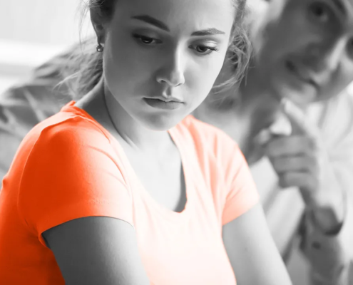 Mentale Selbstverteidigung Junge Frau reflektiert eine belastende Situation und symbolisiert mentale Selbstverteidigung, emotionale Stärke und einen bewussten Umgang mit psychischem Druck.