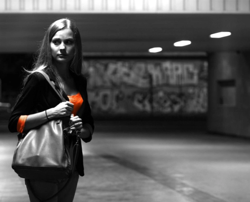 Selbstvertrauen & Sicherheit Frau bewegt sich aufmerksam durch eine Unterführung und steht für Aufmerksamkeit, Selbstschutz und einen bewussten Umgang mit potenziellen Gefahrensituationen.