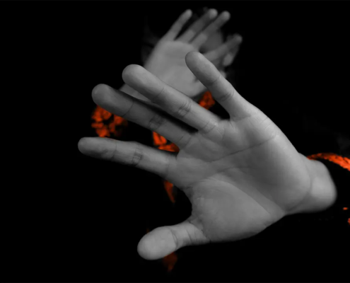 Grenzen setzen Ausgestreckte Hand als Symbol für persönliche Grenzen, Selbstschutz und selbstbewusstes Nein-Sagen.